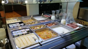 Café da manhã com buffet todos os dias (EUR 8.00 por pessoa) 