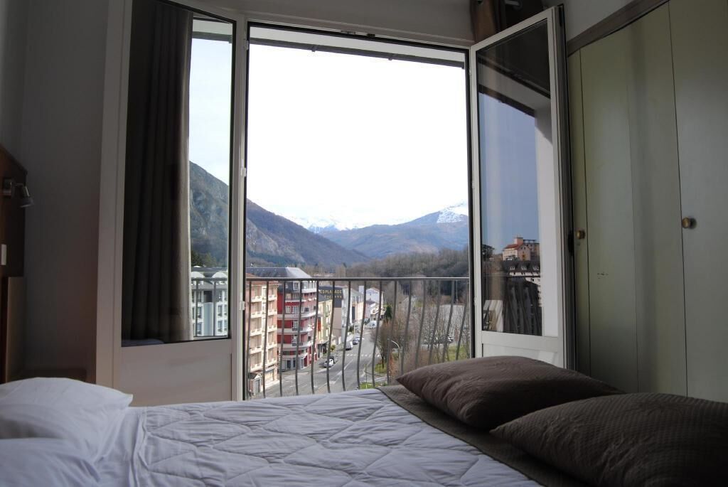 Ropa de cama de alta calidad y caja de seguridad en la habitación 