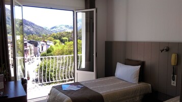 Comfort Tek Büyük Yataklı Oda, Dağ Manzaralı | Kaliteli yatak takımı, odada kasa, masa, güneşlik/perde 