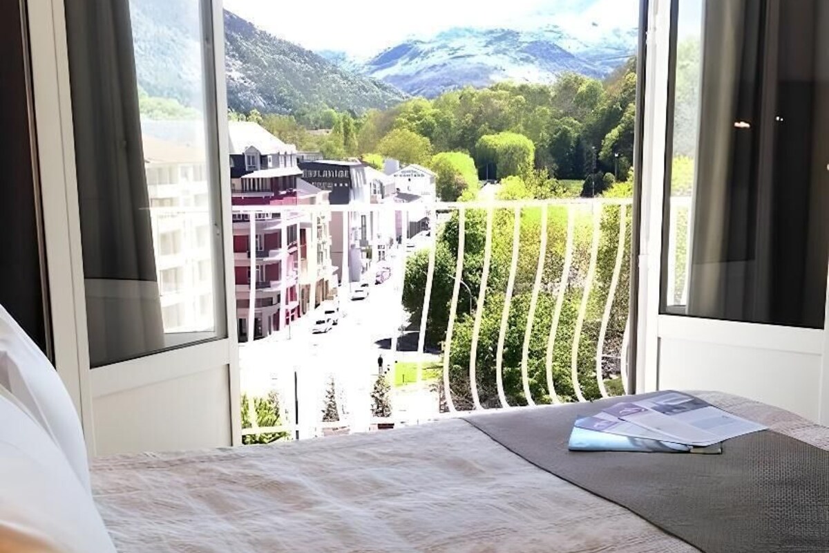 Ropa de cama de alta calidad, caja fuerte, escritorio y cortinas opacas