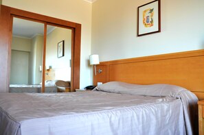 ميني بار وخزنة داخل الغرفة ومكتب وتجهيزات عازلة للصوت