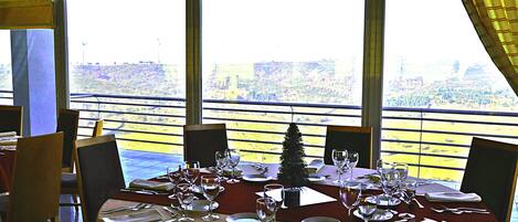 Serviço de café da manhã, culinária portuguesa, vistas para o jardim