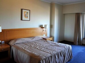 Frigobar, cofres nos quartos, escrivaninha, quartos à prova de som