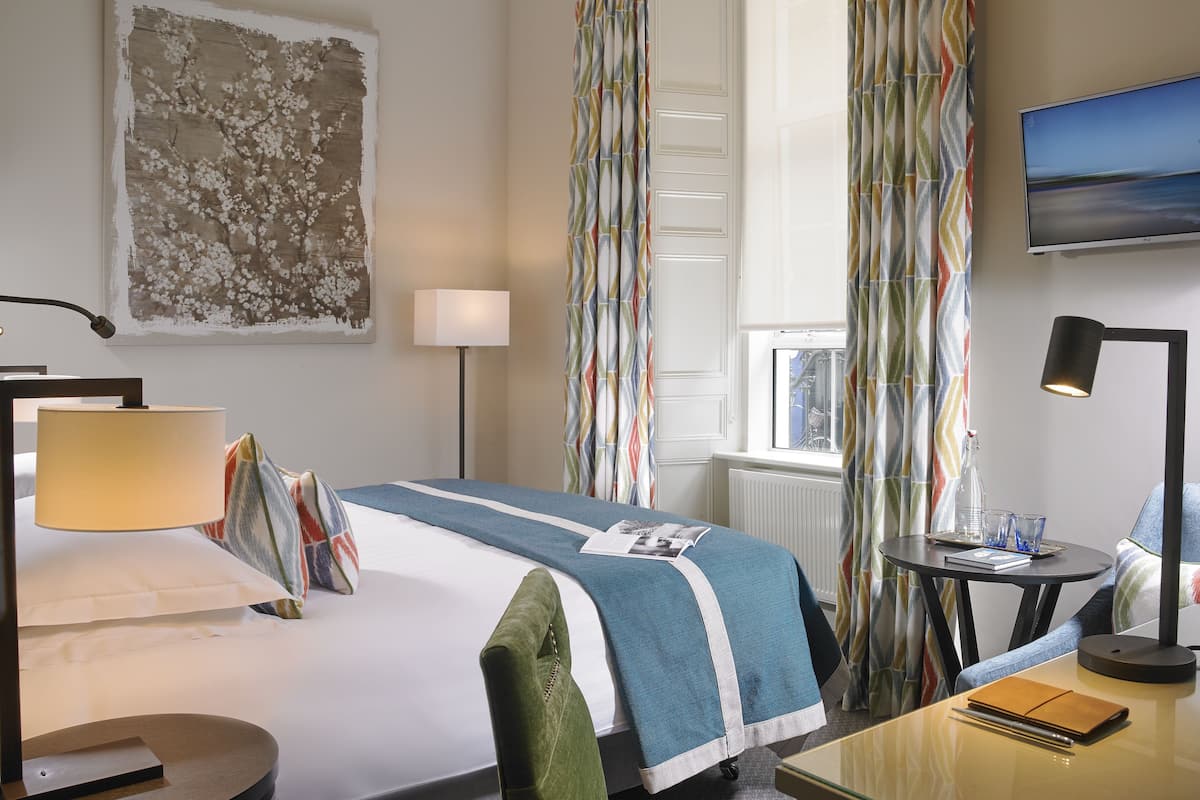 standard double room | hypo-allergenic bedding, desk, laptop workspace, iron/ironing board