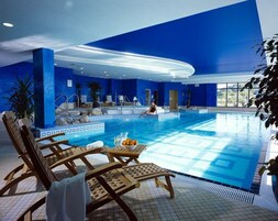 室内游泳池，现场救生员