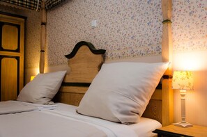 Minibar, desk, cots/infant beds, free WiFi