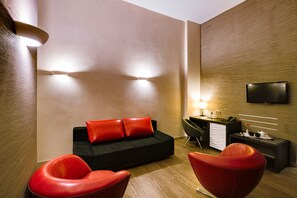 Zimmersafe, Schreibtisch, Verdunkelungsvorhänge, schallisolierte Zimmer