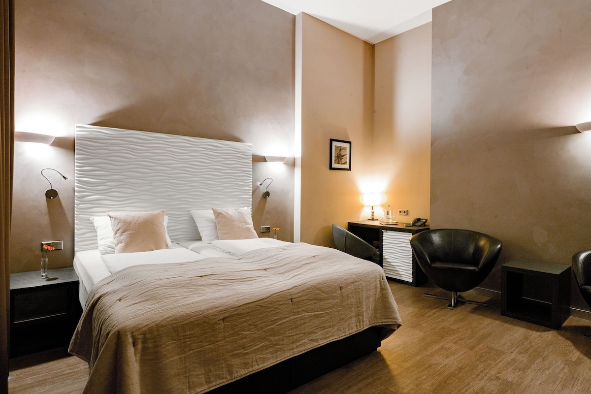 Hypo-allergenic bedding available, in-room safe, desk, blackout drapes