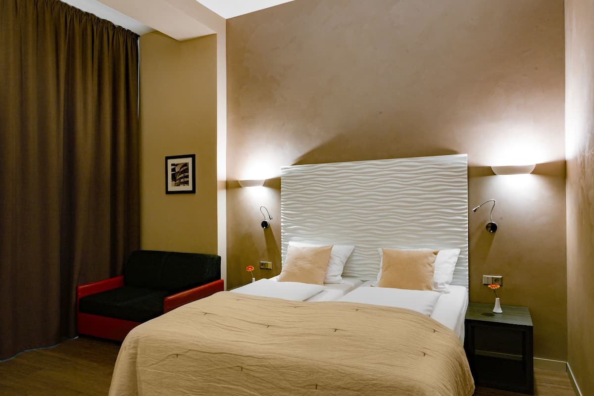 Zimmersafe, Schreibtisch, Verdunkelungsvorhänge, schallisolierte Zimmer