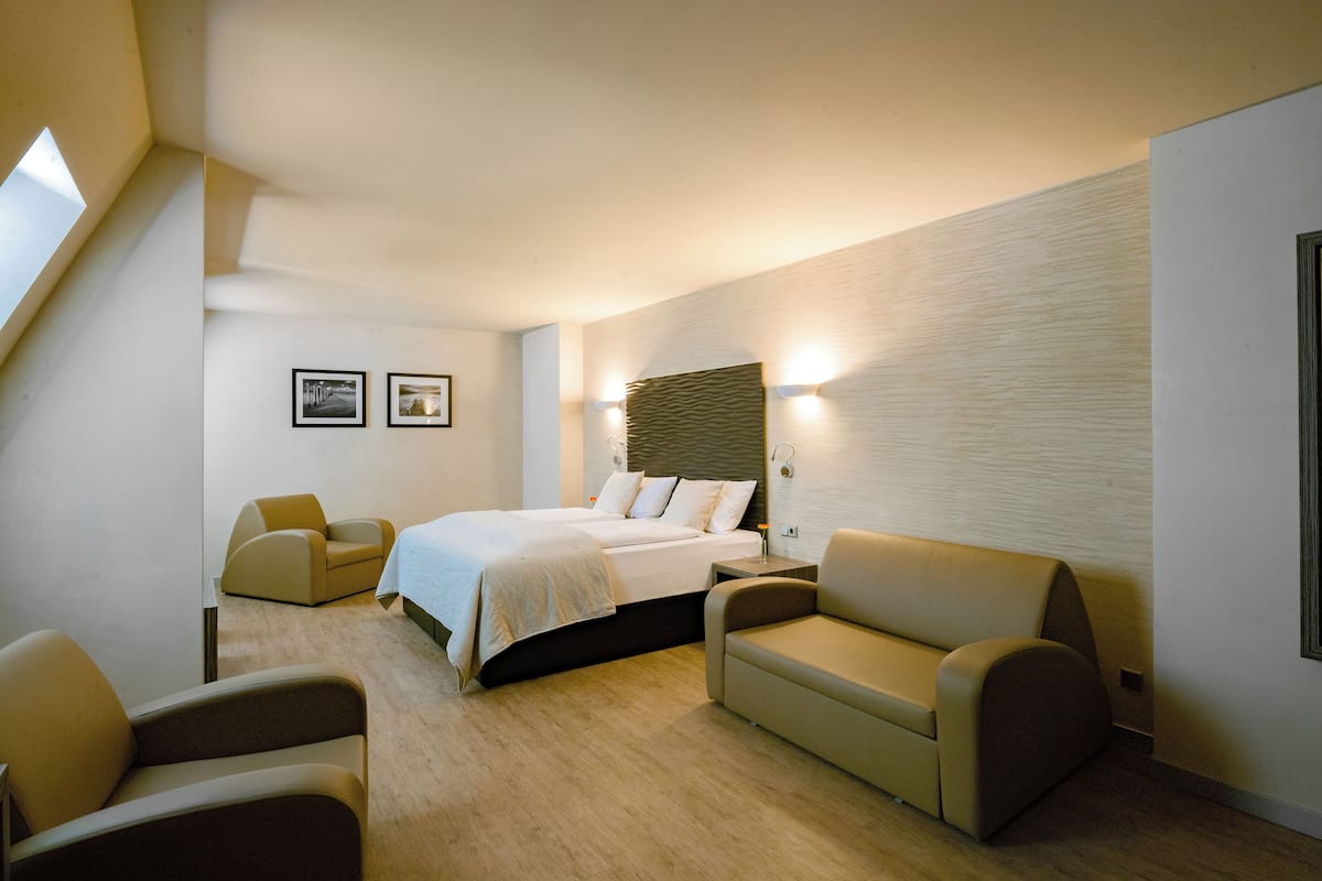 Junior Suite | Hypo-allergenic bedding available, in-room safe, desk, blackout drapes