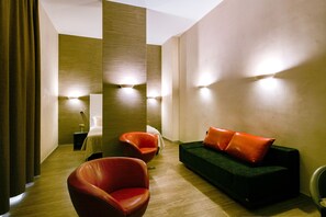 Zimmersafe, Schreibtisch, Verdunkelungsvorhänge, schallisolierte Zimmer