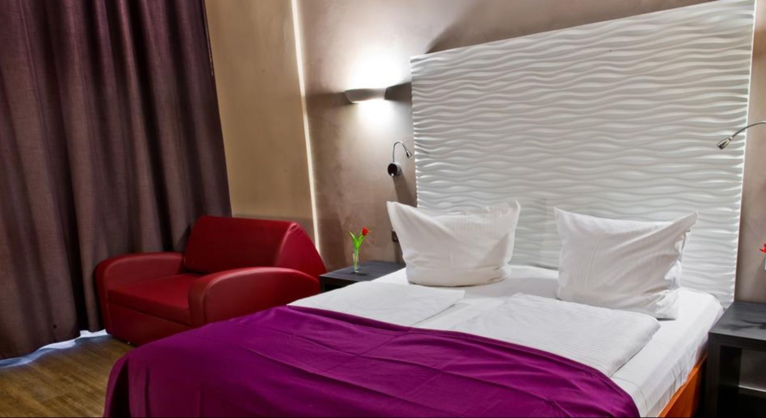 防敏寢具、房內夾萬、書桌、遮光窗簾/窗簾