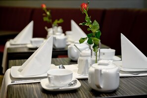Tägliches Frühstücksbuffet (18 EUR pro Person)