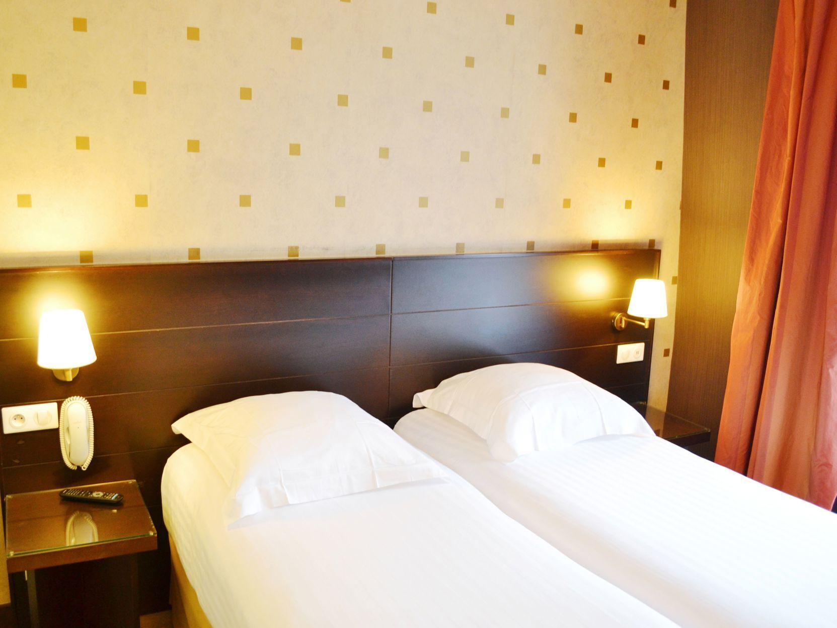 Nệm Select Comfort, két bảo mật tại phòng, bàn, phòng cách âm 
