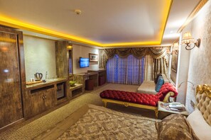 Deluxe Suite with Sea View | Sängtillbehör av högsta kvalitet och minibar