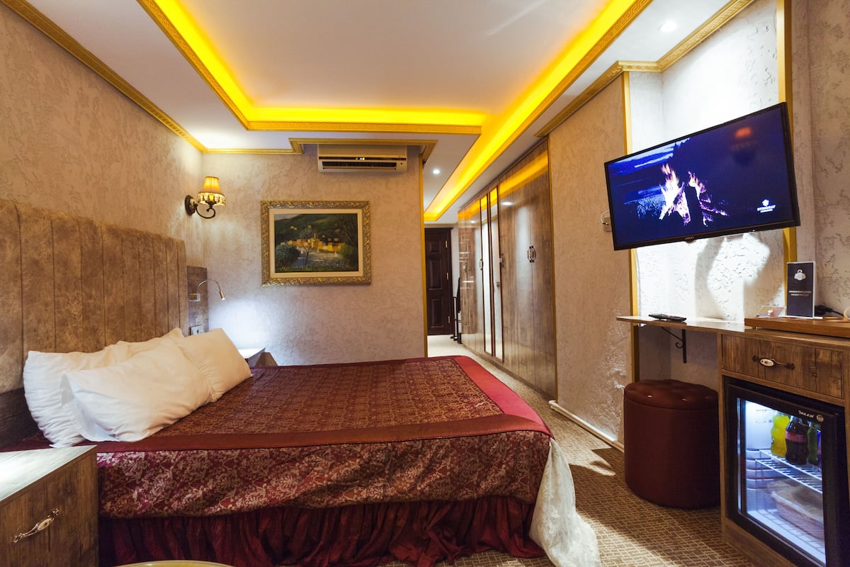 Junior Suite With Sea View | Ylelliset vuodevaatteet, minibaari, tallelokero huoneessa