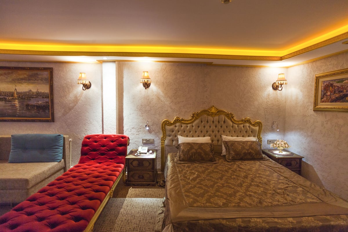 Deluxe Suite with Sea View | Ylelliset vuodevaatteet, minibaari, tallelokero huoneessa