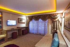 Deluxe Suite with Sea View | Sängtillbehör av högsta kvalitet och minibar