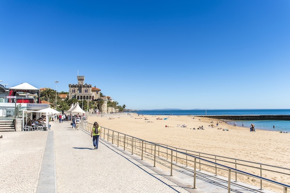 Una spiaggia nelle vicinanze