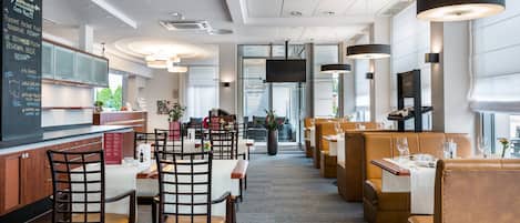 Serveert lunch en diner, internationale gerechten