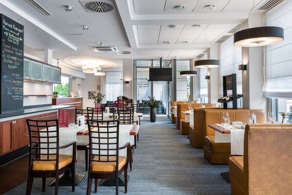 Lunch and dinner served, international cuisine