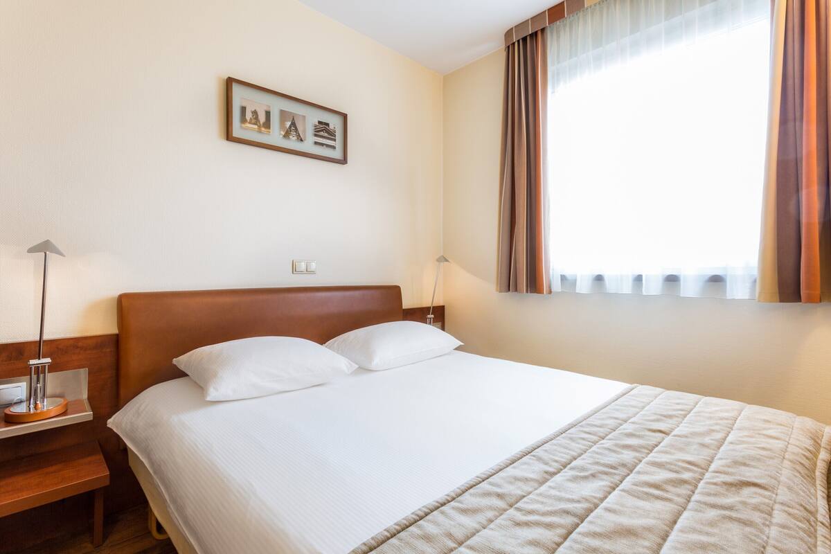 Desk, laptop workspace, iron/ironing board (on request), free WiFi