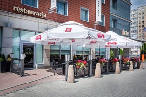 Lunch and dinner served, international cuisine