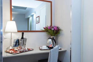 Junior Suite, Hot Tub | Jetted tub - Hotel San Paolo (Naples)