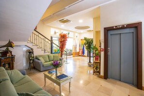 Lobby sitting area - Hotel San Paolo (Naples)