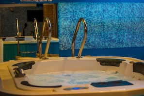 Sauna, hot tub, body treatments, aromatherapy, hot stone massages