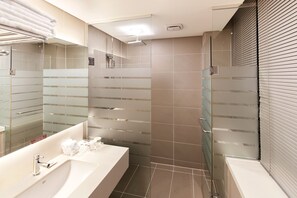 Quadruple Room, 4 Single Beds (Bigger than most in Seoul) | Bathroom | Shower, free toiletries, hair dryer, bathrobes - Hotel PJ Myeongdong (Seoul)