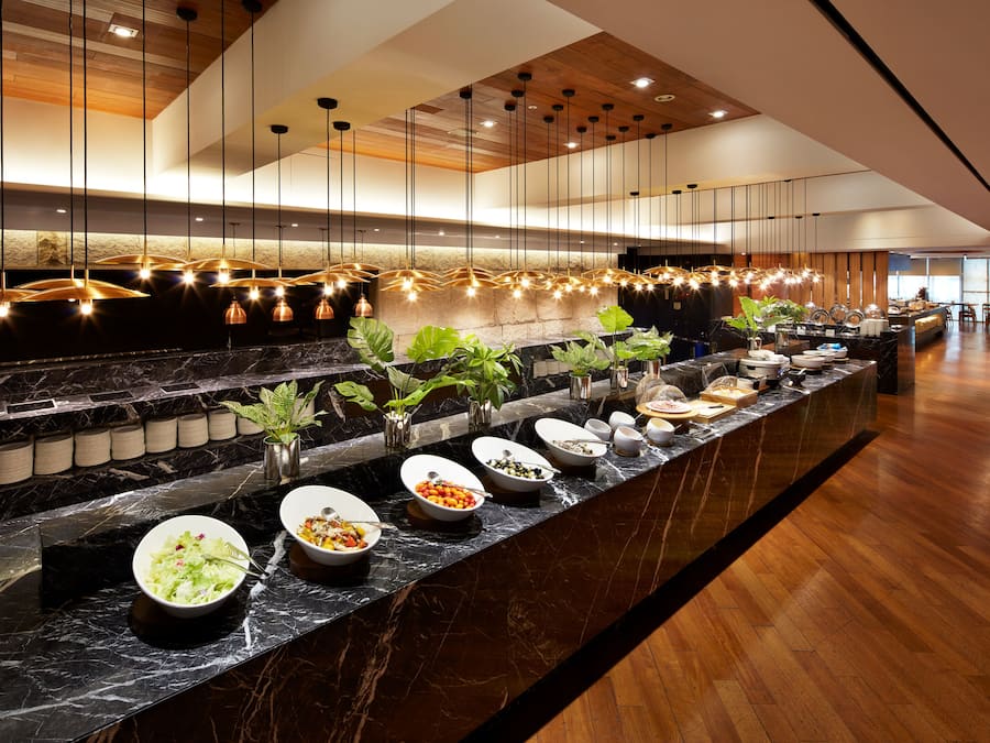 Daily buffet breakfast (KRW 33000 per person)