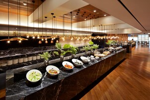 Daily buffet breakfast (KRW 27000 per person)