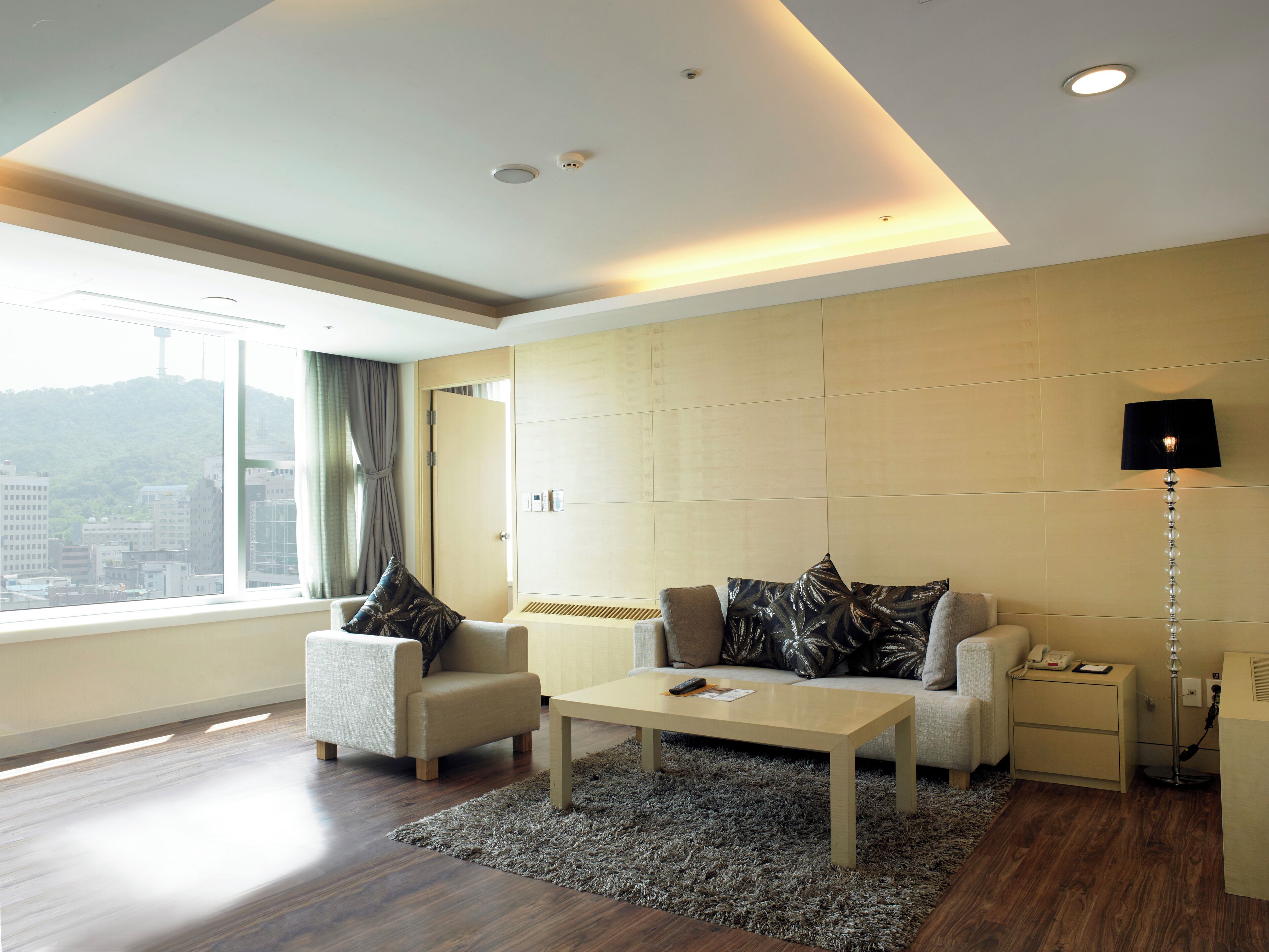 double room, 1 king bed (suite king bed) | 1 bedroom, in-room safe, blackout curtains, soundproofing