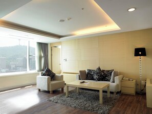 Dobbeltrom, 1 kingsize-seng (Suite King Bed) | Safe på rommet, blendingsgardiner, lydisolert og wi-fi (inkludert)