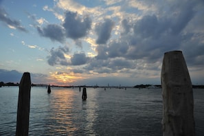 Ranta lähistöllä, valkoista hiekkaa