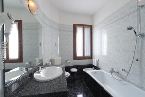 Rainfall showerhead, hair dryer, bathrobes, towels - Hotel Cristallo (Venice)