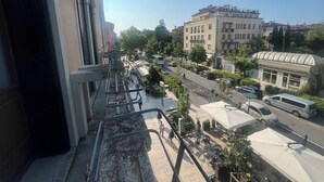 A street view with a building featuring a large arched window and a balcony. - Hotel Cristallo (Venice)