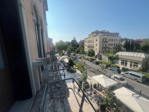 A street view with a building featuring a large arched window and a balcony. - Hotel Cristallo (Venice)