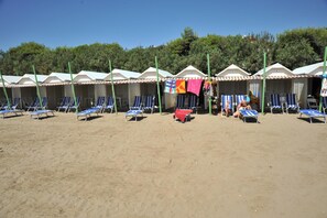 Una playa cerca, arena blanca