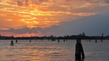 Una spiaggia nelle vicinanze, sabbia bianca