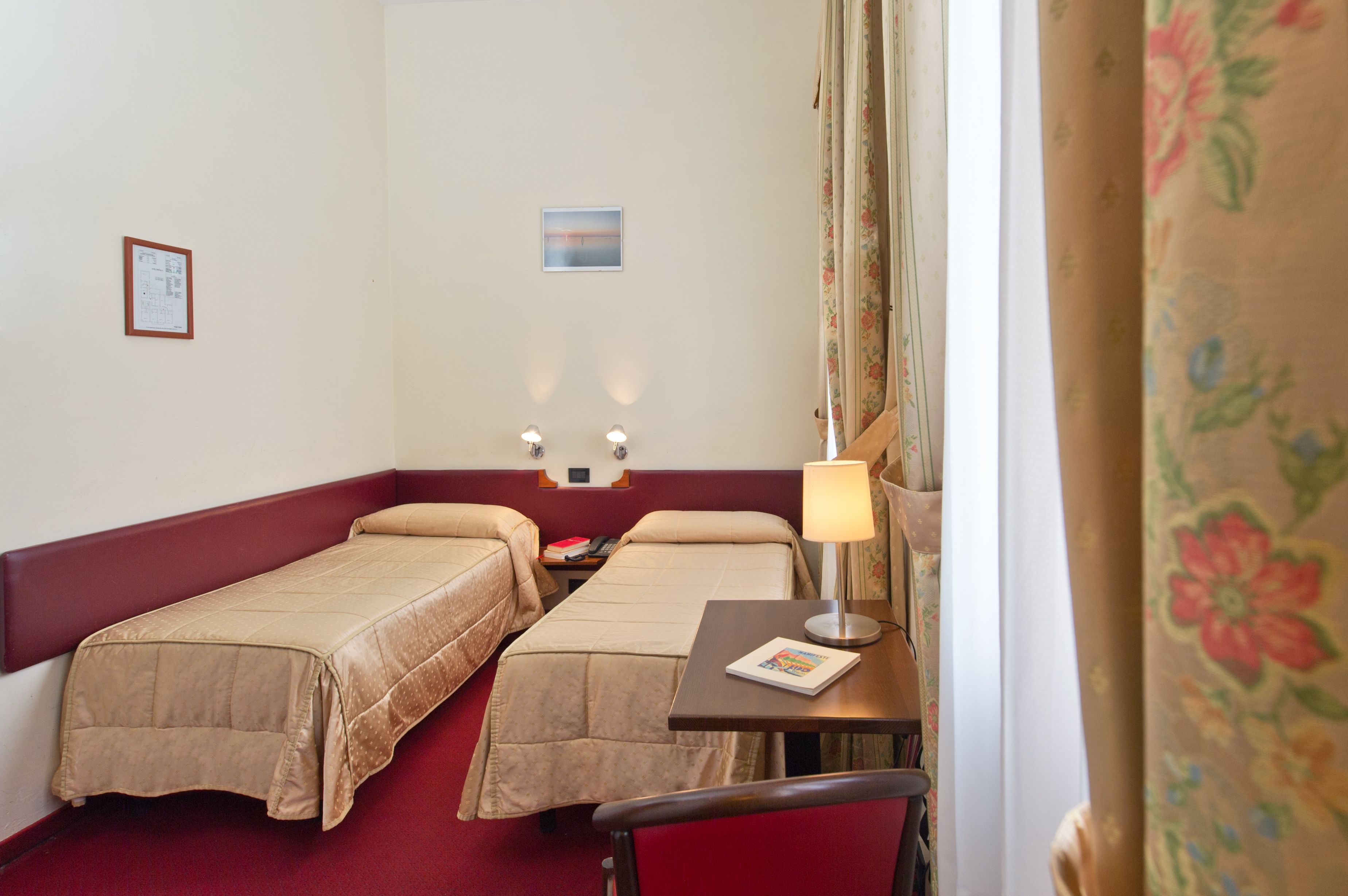 desk, free wifi, bed sheets