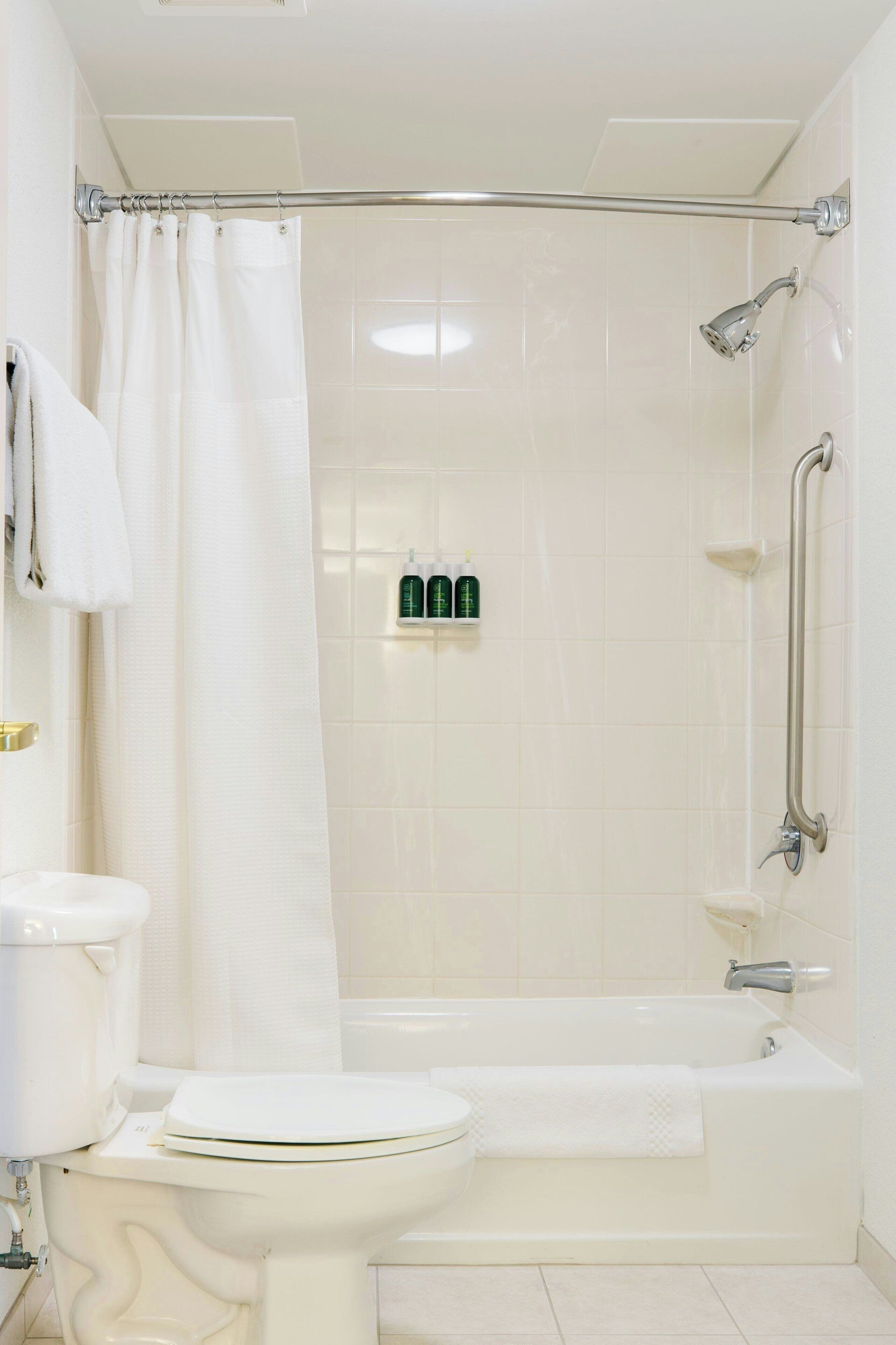 suite, 2 double beds | bathroom | combined shower/bathtub, hydromassage showerhead, free toiletries