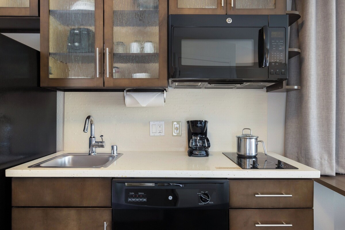 Studio Suite, 1 Queen Bed, Accessible (Hearing) | Pillowtop beds, laptop workspace, iron/ironing board, WiFi (free)