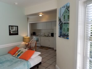 Queen Suite #2, Ground Floor, Pool View, Private Bathroom | Zimmerausstattung