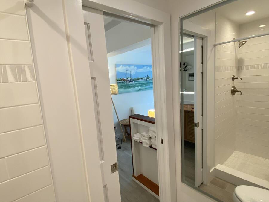 Kamar Double Standar | Kamar mandi | Shower, perlengkapan mandi gratis, pengering rambut, dan handuk