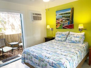 Queen Studio #4, Ground Floor, Pool View, Private Bathroom | 1 chambre, décor unique, ameublement unique, fer et planche à repasser