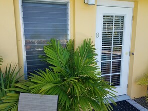 Queen Suite #8, Full Kitchen, Ground Floor, Pool View, Private Bathroom | Individually decorated, individually furnished, iron/ironing board - Alexander Palms Court (Key West)