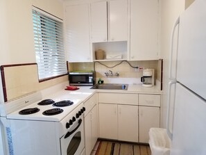 Queen Suite #6, Full Kitchen, Ground Floor, Pool View, Private Bathroom | Private kitchen