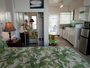 Queen Studio #5, Full Kitchen, Ground Floor, Pool View, Private Bathroom